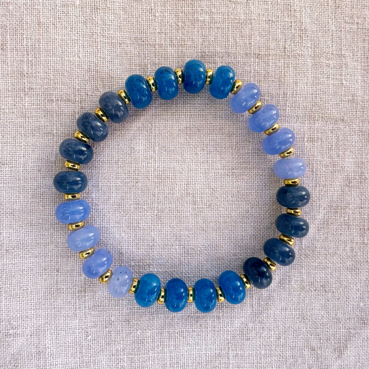 Blue dyed jade bead bracelet Cinco Océanos by Studio Gløra