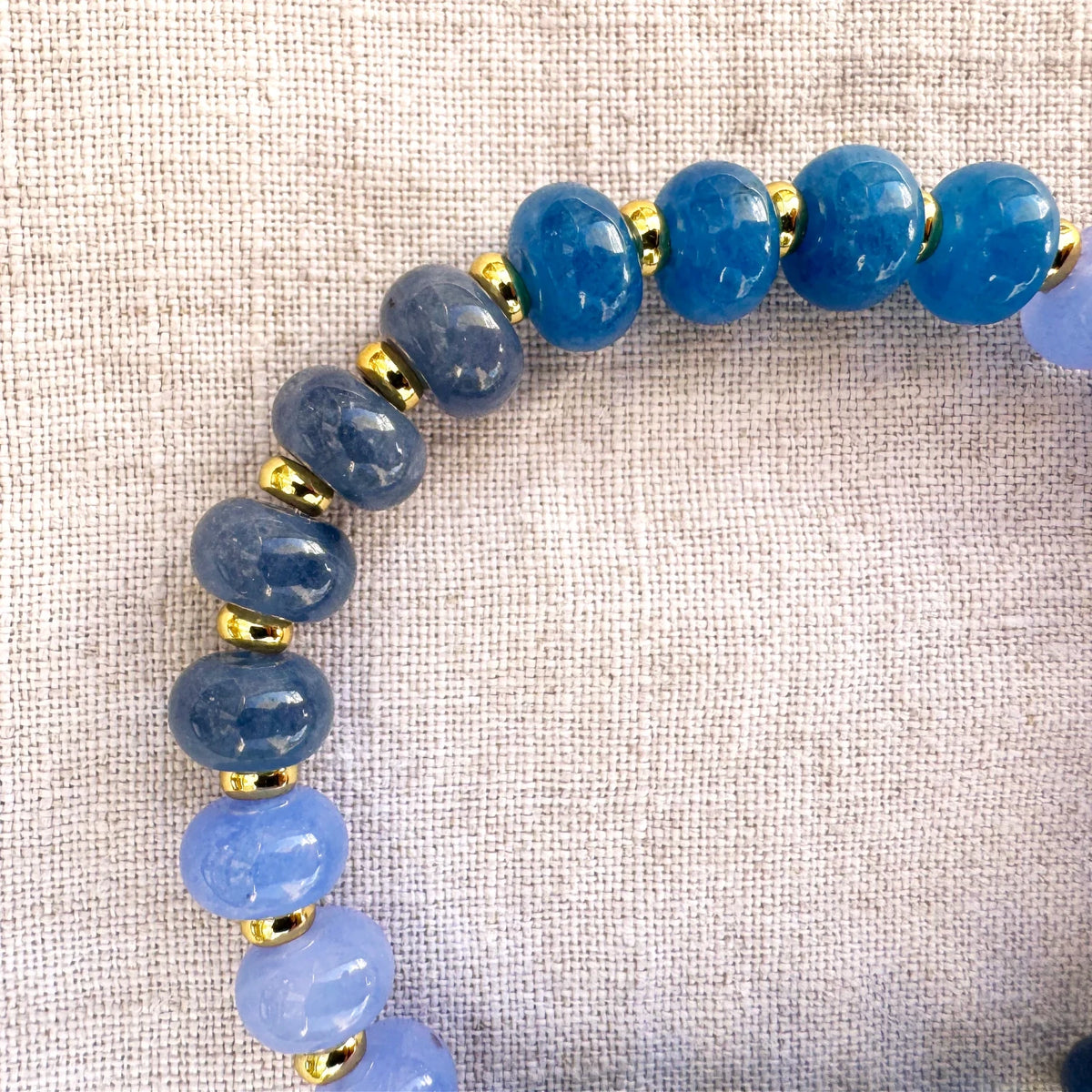 Blue jade bead bracelet Cinco Océanos by Studio Gløra